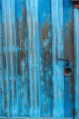 Historische blaues Holztor