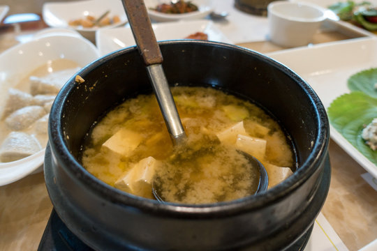 Koreanische Suppe mit Tofu.