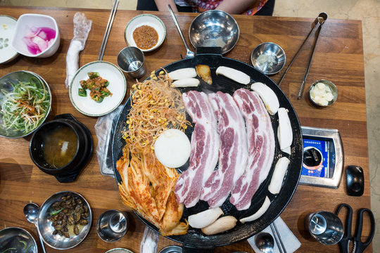 Korean Barbecue, mit Schweinefleisch und Kimchi