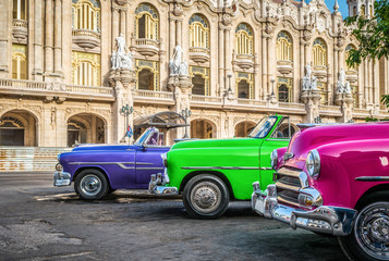 Amerikanische Cabriolet Oldtimer parkend vor dem Gran Teatro in Havanna City Kuba - HDR - Serie Cuba Reportage