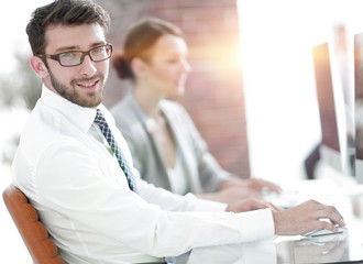 Obraz premium businessman on blurred background office