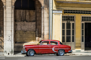 Roter amerikanischer Oldtimer parkt vor einem historischem Gebäude in Havanna City Kuba - HDR - Serie Cuba Reportage