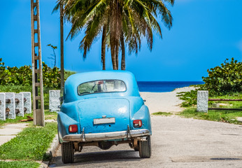 Amerikanischer blauer Oldtimer parkt in der Seitenstrasse am Strand von Varadero Kuba - HDR - Serie Cuba Reportage