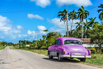 Lila farbener amerikanischer Oldtimer parkt auf dem Seitenstreifen in Santa Clara Kuba - HDR -...