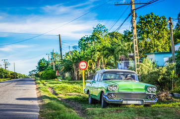 Grüner amerikanischer Oldtimer parkt auf dem Seitenstreifen in Santa Clara Kuba - HDR - Serie Cuba Reportage  - 192386704