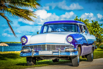 Fototapeta na wymiar Amerikanischer blau weisser Oldtimer parkt am Strand auf dem Seitenstreifen nahe Havanna Kuba -HDR - Serie Cuba Reportage
