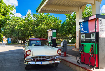 Amerikanischer rot weisser Oldtimer an der Tankstelle in Santa Clara Kuba - Serie Kuba Reportage