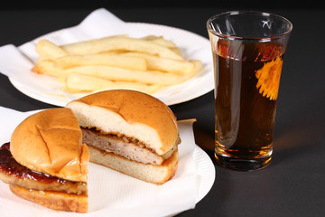 ハンバーガーとフライドポテト