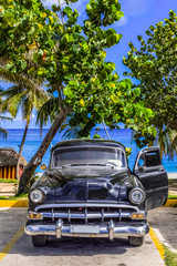 Amerikanischer schwarzer Oldtimer parkt am Strand von Varadero Kuba - HDR - Serie Cuba Reportage