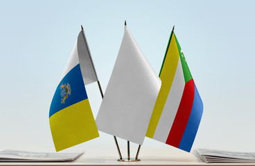 Flags of Canary Islands and Comoros with a white flag in the middle