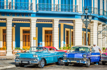Fototapeta na wymiar Blauer und mint farbende amerikanische Cabriolet Oldtimer parken auf der Seitenstrasse in Havanna City Kuba - HDR - Serie Cuba Reportage