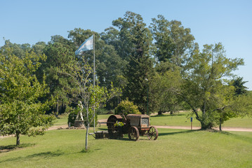 Tractor antiguo en un campo de Entre Rios, Argentina