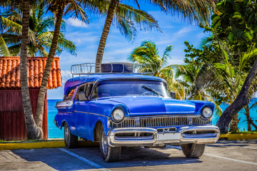 Amerikanischer blauer Oldtimer parkt am Strand von Varadero Kuba - HDR - Serie Cuba Reportage