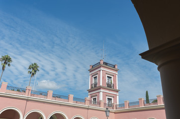 Torre y balcón colonial de un palacio en Entre Rios, Argentina