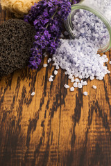 Obraz na płótnie Canvas lavender bath salt and some fresh lavender