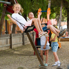 Obraz premium Girl sit in moving swing