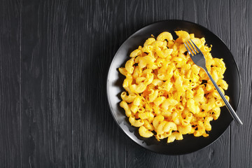 Macaroni and Cheese on black plate