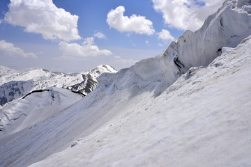 Fototapeta na wymiar 越後駒ヶ岳の雪庇 