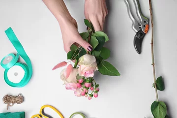 Crédence de cuisine en verre imprimé Fleuriste Fleuriste femelle faisant beau bouquet dans le magasin de fleurs