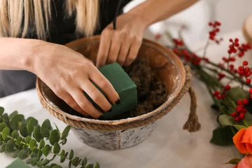 Crédence de cuisine en verre imprimé Fleuriste Female florist using sponge for work in flower shop