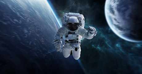 Naklejka premium Astronauta unoszący się w kosmosie Elementy renderowania 3D tego obrazu dostarczone przez NASA