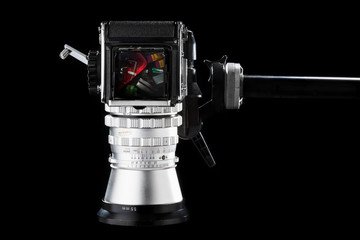 Silbrige Analog-Mittelformatkamera mit Fotofilm im Schachtsucher