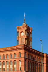 Prachtvoller Verwaltungsbau: das "Rote Rathaus" in Berlin-Mitte, Blick von der der Grunerstraße