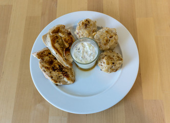 Hühnerbrust mit Knödel uns Joghurt Dip
