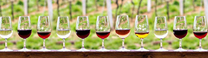 Fototapety  Kieliszki z winem. Czerwone, różowe, białe wino w kieliszkach.