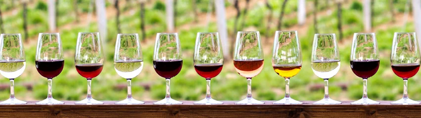 Raamstickers Glazen met wijn. Rode, roze, witte wijn in glazen. © julialototskaya