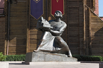 Denkmal von Prinz Jaroslaw dem Weisen am Eingang zum Goldenen Tor von Kiew, Ukraine