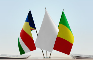 Flags of Seychelles and Mali with a white flag in the middle
