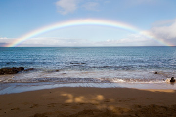 Regenbogen am Strand über dem Meer in Kaanapali Beach, Maui, Hawaii, USA.