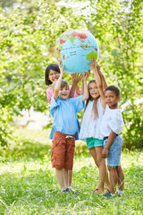 Multikulturelle Gruppe Kinder hält Weltkugel