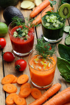 bevanda disintossicante a base di verdura e frutta  frullata 