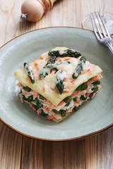 lasagne asparagi e salmone sfondo tavolo di cucina