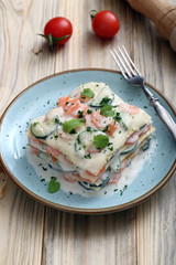 lasagne vegetariane con zucchine carote e verdure miste sfondo tavolo di cucina