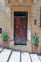 Old destroyed door from a Maltese townhouse - obrazy, fototapety, plakaty