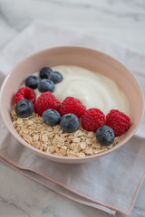 Joghurt mit Müsli und Beeren 