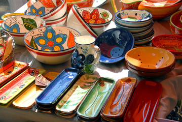 Lourmarin, vente de vaisselle provençale sur le marché, Luberon, Provence