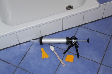 Silikonspritze und Glättwerkzeug beim Renovieren