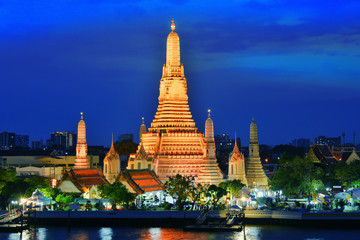Fototapeta premium Wat Arun Ratchawararam, a Buddhist temple in Bangkok, Thailand