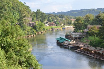Fototapeta na wymiar Wampo viaduct, Kwai River, death railway, Thaïlande