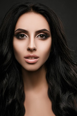 Fototapeta premium Wspaniała kobieta patrząc na kamery