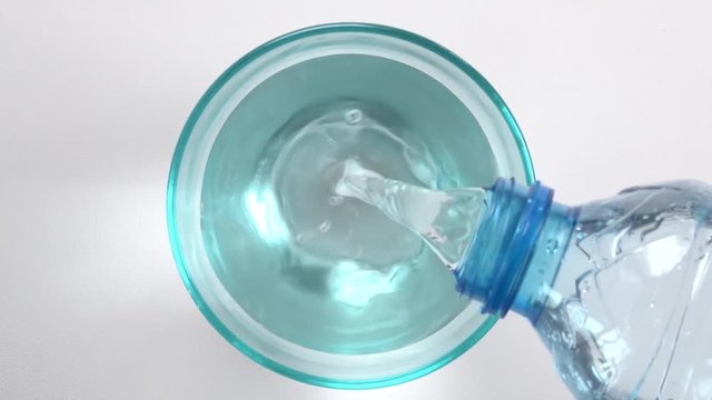 verre d'eau et bouteille