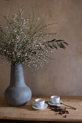 Tisch, Blumen, Tassen