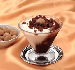 Dessert con vaniglia, cioccolato e amaretto