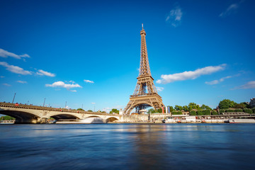 Fototapeta na wymiar Eiffel tower and Seine river long exposure