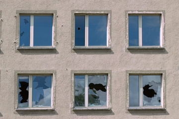 Fototapeta premium Zerbrochene Fensterscheiben in Prora auf der Insel Rügen