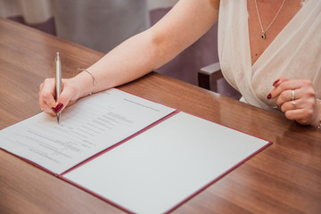 Podpisywanie aktu małżeństwa w urzędzie stanu cywilnego